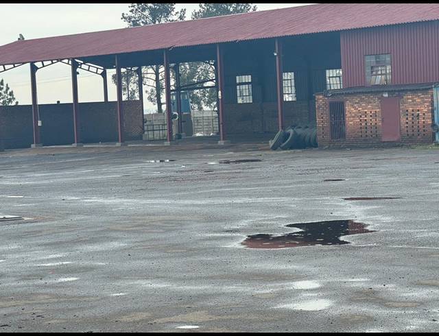 1,250M² BUSINESS TO LET IN MAPLETON
